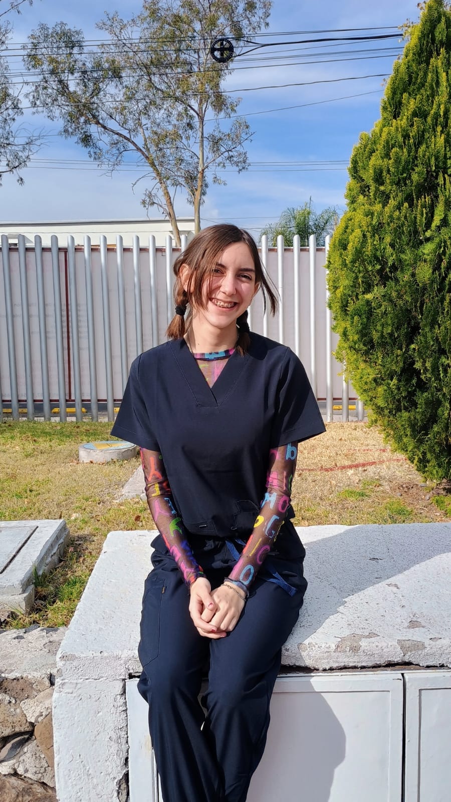 Daniela del Río sonriendo con su uniforme de prácticas de fisioterapia