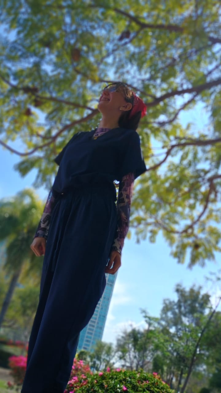 Daniela del Río con uniforme clínico al aire libre